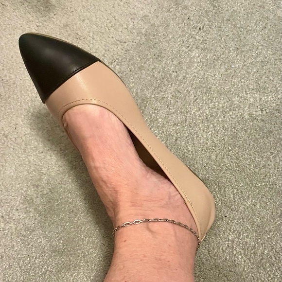 SO Women's Black and Cream Flats - Picture 5 of 6